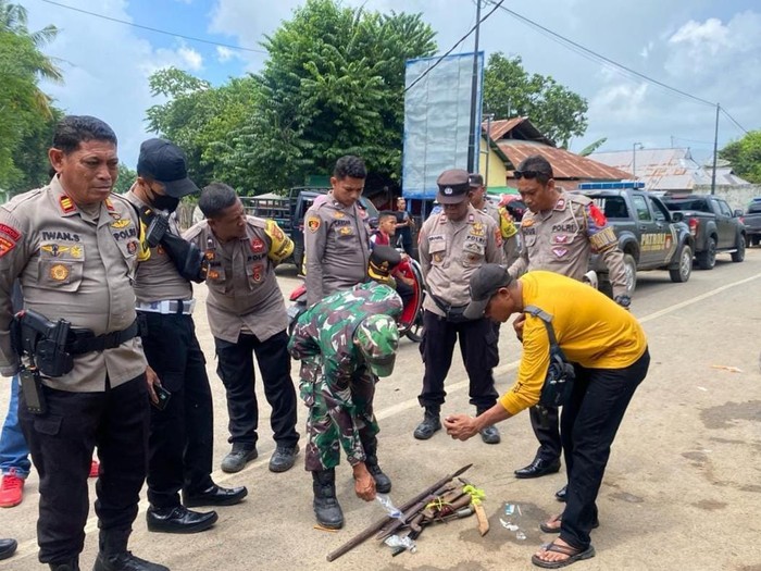 Sajam yang disita oleh Polisi dari para pelaku pemblokiran jalan di Cabang Desa Waro, Kecamatan Monta, Kabupaten Bima, NTB, Kamis (11/4/2024). (Dok. Polres Bima)