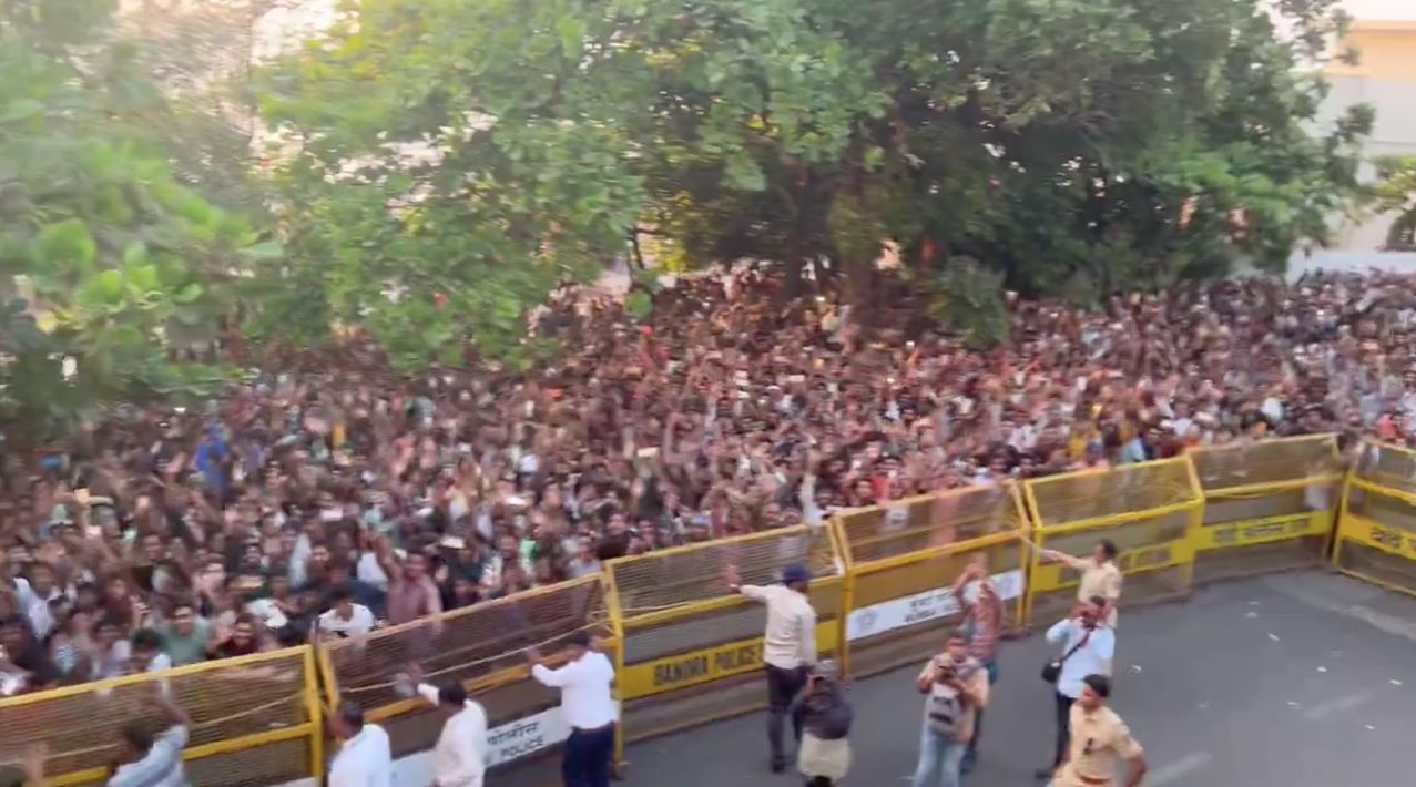 Warga memadati kediaman Shak Rukh Khan. (X/imsrk)