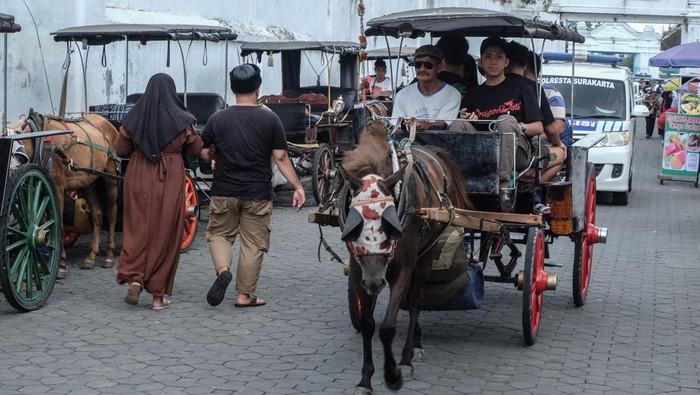 Wisatawan naik delman sewaan saat berkunjung ke kawasan Keraton Kasunanan Surakarta Hadiningrat di Solo, Jawa Tengah, Kamis (11/4/2024). Wisata delman tersebut menjadi salah satu daya tarik wisatawan setiap momen liburan Idul Fitri untuk mengunjungi berbagai situs bersejarah di kawasan keraton setempat. ANTARAFOTO/Maulana Surya/nz.