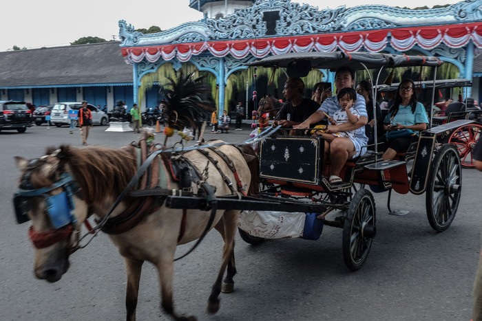 Wisatawan naik delman sewaan saat berkunjung ke kawasan Keraton Kasunanan Surakarta Hadiningrat di Solo, Jawa Tengah, Kamis (11/4/2024). Wisata delman tersebut menjadi salah satu daya tarik wisatawan setiap momen liburan Idul Fitri untuk mengunjungi berbagai situs bersejarah di kawasan keraton setempat. ANTARAFOTO/Maulana Surya/nz.