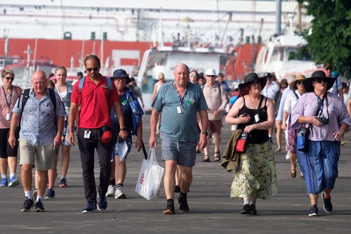 Wisatawan mancanegara berjalan di dermaga setibanya di Pelabuhan Benoa, Denpasar, Bali, Kamis (11/4/2024). Kapal pesiar Pacific Explorer yang berlayar dari Fremantle, Australia tiba di Bali dengan membawa 2.434 wisatawan untuk mengunjungi sejumlah objek wisata. ANTARA FOTO/Nyoman Hendra Wibowo/nym.