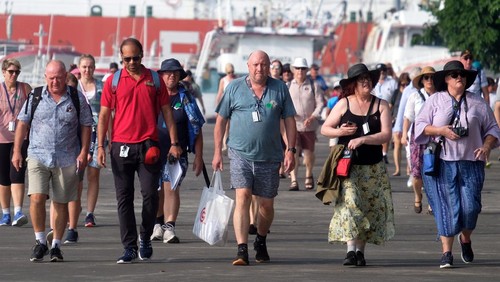 Wisatawan mancanegara berjalan di dermaga setibanya di Pelabuhan Benoa, Denpasar, Bali, Kamis (11/4/2024). Kapal pesiar Pacific Explorer yang berlayar dari Fremantle, Australia tiba di Bali dengan membawa 2.434 wisatawan untuk mengunjungi sejumlah objek wisata. ANTARA FOTO/Nyoman Hendra Wibowo/nym.