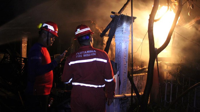Petugas pemadam kebakaran melihat jaringan pipa gas dekat rumah warga yang terbakar di Jalan Karya I RT 01 Kelurahan Buluh Kasap Dumai Timur, Dumai, Riau, Jumat (12/4/2024). Badan Penanggulangan Bencana Daerah (BPBD) Kota Dumai menyebutkan kebakaran terjadi sekitar pukul 01.30 WIB mengakibatkan 7 rumah warga terbakar dan penyebab kebakaran masih dalam penyelidikan. ANTARA FOTO/Aswaddy Hamid/nz