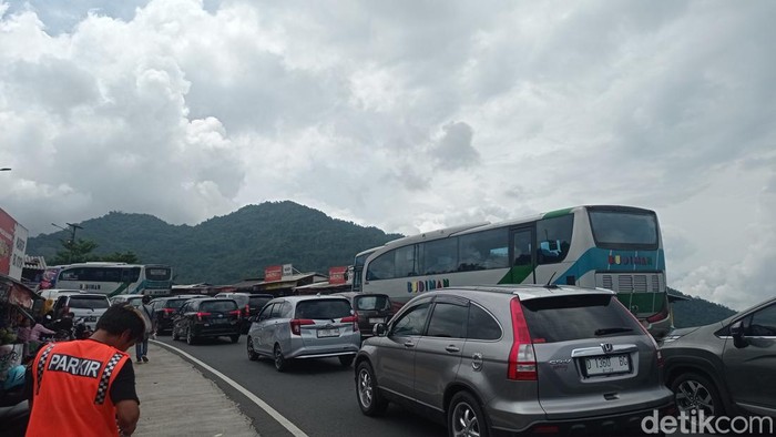 Antrean kendaraan di jalur Gentong Tasikmalaya, Jumat (12/4/2024).