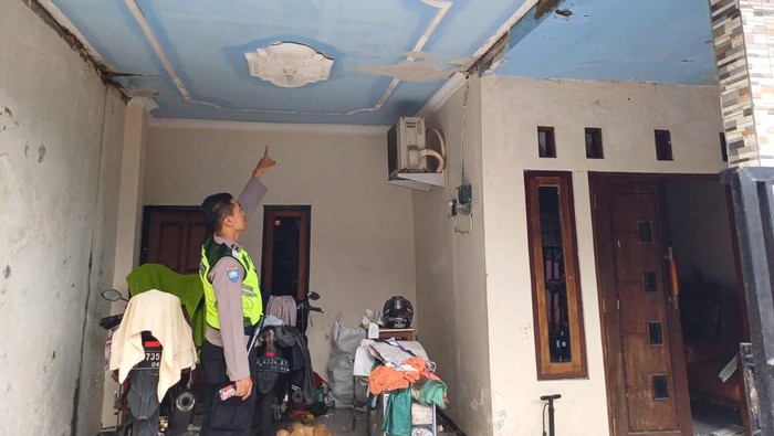 Kerusakan yang ditimbulkan akibat balon udara jatuh di Perumahan Pesona Kota Mungkid, Magelang, Jumat (12/4/2024).
