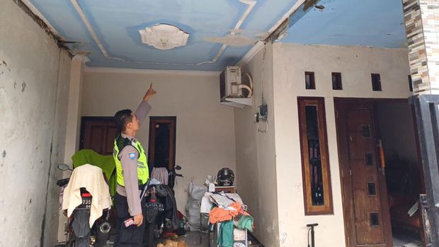 Kerusakan yang ditimbulkan akibat balon udara jatuh di Perumahan Pesona Kota Mungkid, Magelang, Jumat (12/4/2024).