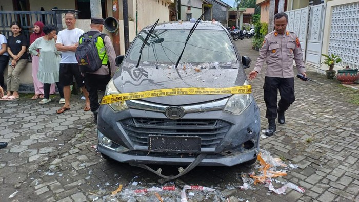 Kerusakan yang ditimbulkan akibat balon udara jatuh di Perumahan Pesona Kota Mungkid, Magelang, Jumat (12/4/2024).