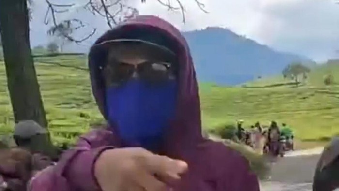 Bang jago palak wisatawan di kebun teh Bandung