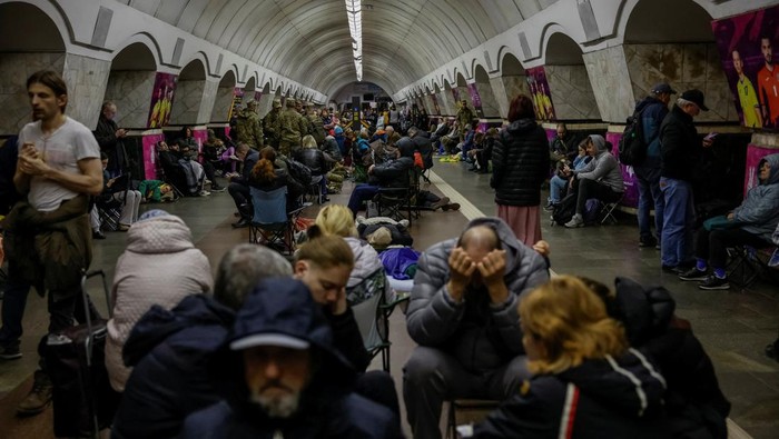 People take shelter inside a metro station during a Russian missile strike, amid Russia's attacks on Ukraine, in Kyiv, Ukraine, April 11, 2024. REUTERS/Alina Smutko