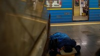 Terlihat warga tertidur di stasiun metro saat Rusia melancarkan serangan udara di ibu kota Kyiv.