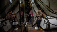 Warga nampak cemas berlindung di stasiun metro bawah tanah saat serangan udara Rusia membombardir ibu kota Kyiv.