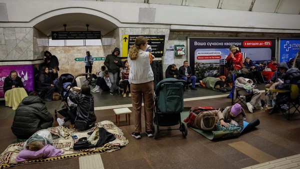 Berlindung dari Serangan Rusia, Warga Ukraina Ngungsi ke Stasiun Bawah Tanah