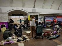 Berlindung dari Serangan Rusia, Warga Ukraina Ngungsi ke Stasiun Bawah Tanah