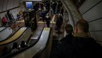 Berlindung dari Serangan Rusia, Warga Ukraina Ngungsi ke Stasiun Bawah Tanah