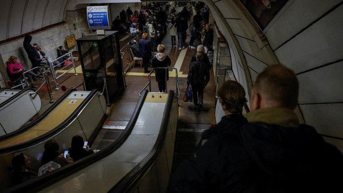 People take shelter inside a metro station during a Russian missile strike, amid Russia's attacks on Ukraine, in Kyiv, Ukraine, April 11, 2024. REUTERS/Alina Smutko
