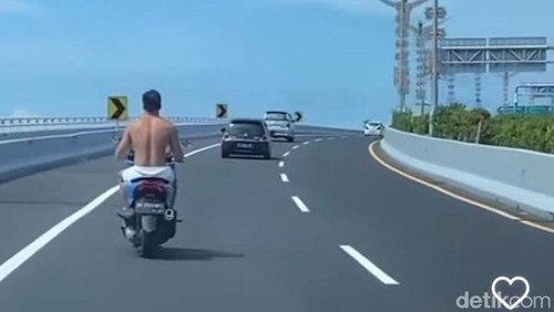 Tangkapan layar seorang WNA mengendarai motor tanpa helm di Tol Bali Mandara.