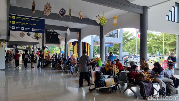 Calon penumpang di Stasiun Gubeng Surabaya.