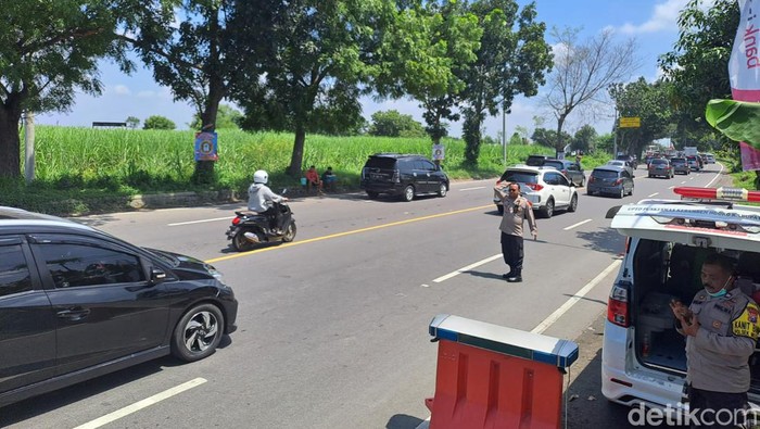 Contraflow di jalur arteri Bandar Kedungmulyo