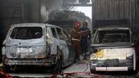 Pihak Damkar Gowa dibantu Damkar Kota Makassar mengerahkan 9 armada untuk memadamkan kebakaran gudang sembako.