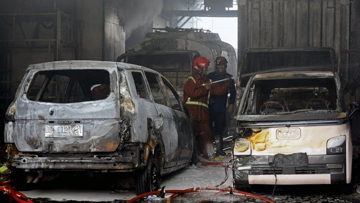 Damkar Padamkan Kebarakan Gudang Sembako di Gowa Sulsel Petugas pemadam kebakaran (Damkar) melakukan proses pendinginan gudang yang terbakar di Jalan Malino, Kabupaten Gowa Sulawesi Selatan, Jumat (12/4/2024). Pihak Damkar Gowa dibantu Damkar Kota Makassar mengerahkan 9 armada untuk memadamkan kebakaran gudang sembako yang terjadi pada pukul 06.30 Wita dengan kerugian ditaksir lebih dari Rp500 juta, sementara penyebab kebakaran masih diselidiki pihak berwajib. ANTARA FOTO/Hasrul Said/nz
