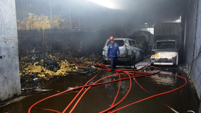 Damkar Padamkan Kebarakan Gudang Sembako di Gowa Sulsel Petugas pemadam kebakaran (Damkar) melakukan proses pendinginan gudang yang terbakar di Jalan Malino, Kabupaten Gowa Sulawesi Selatan, Jumat (12/4/2024). Pihak Damkar Gowa dibantu Damkar Kota Makassar mengerahkan 9 armada untuk memadamkan kebakaran gudang sembako yang terjadi pada pukul 06.30 Wita dengan kerugian ditaksir lebih dari Rp500 juta, sementara penyebab kebakaran masih diselidiki pihak berwajib. ANTARA FOTO/Hasrul Said/nz