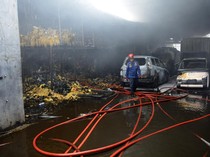 Damkar Padamkan Kebarakan Gudang Sembako di Gowa Sulsel