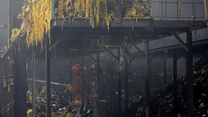 Damkar Padamkan Kebarakan Gudang Sembako di Gowa Sulsel Petugas pemadam kebakaran (Damkar) melakukan proses pendinginan gudang yang terbakar di Jalan Malino, Kabupaten Gowa Sulawesi Selatan, Jumat (12/4/2024). Pihak Damkar Gowa dibantu Damkar Kota Makassar mengerahkan 9 armada untuk memadamkan kebakaran gudang sembako yang terjadi pada pukul 06.30 Wita dengan kerugian ditaksir lebih dari Rp500 juta, sementara penyebab kebakaran masih diselidiki pihak berwajib. ANTARA FOTO/Hasrul Said/nz