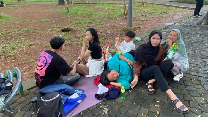 Dila (50) batal naik ke tugu Monas karena harga tiket yang mahal