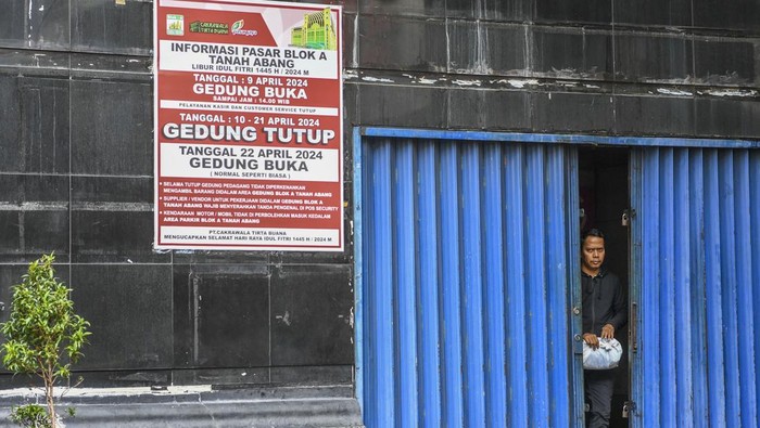 Warga melintas di depan Pasar Tanah Abang Blok A yang tutup di Jakarta, Jumat (12/4/2024). Perusahaan Umum Daerah (Perumda) Pasar Jaya menutup Pasar Blok A Tanah Abang guna melakukan perawatan gedung dan peralatan penunjang operasional pada tanggal 10 hingga 21 April. ANTARA FOTO/Galih Pradipta/nz
