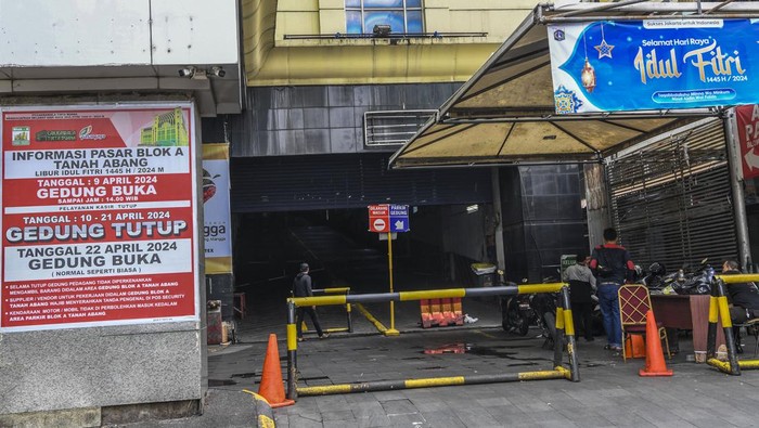 Warga melintas di depan Pasar Tanah Abang Blok A yang tutup di Jakarta, Jumat (12/4/2024). Perusahaan Umum Daerah (Perumda) Pasar Jaya menutup Pasar Blok A Tanah Abang guna melakukan perawatan gedung dan peralatan penunjang operasional pada tanggal 10 hingga 21 April. ANTARA FOTO/Galih Pradipta/nz