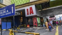 Warga melintas di depan Pasar Tanah Abang Blok A yang tutup di Jakarta, Jumat (12/4/2024).