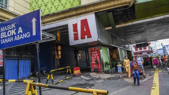 Warga melintas di depan Pasar Tanah Abang Blok A yang tutup di Jakarta, Jumat (12/4/2024). Perusahaan Umum Daerah (Perumda) Pasar Jaya menutup Pasar Blok A Tanah Abang guna melakukan perawatan gedung dan peralatan penunjang operasional pada tanggal 10 hingga 21 April. ANTARA FOTO/Galih Pradipta/nz