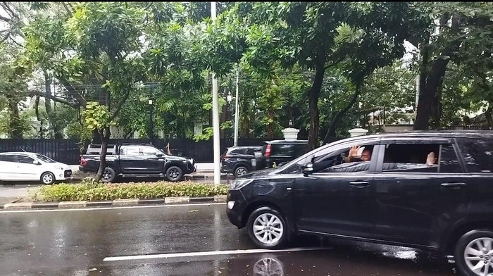 FX Rudy sempat melambaikan tangan saat keluar dari rumah Megawati, Jumat (12/4/2024). FX Rudy tampak duduk di kursi depan sebelah kiri dalam sebuah mobil berwarna hitam.