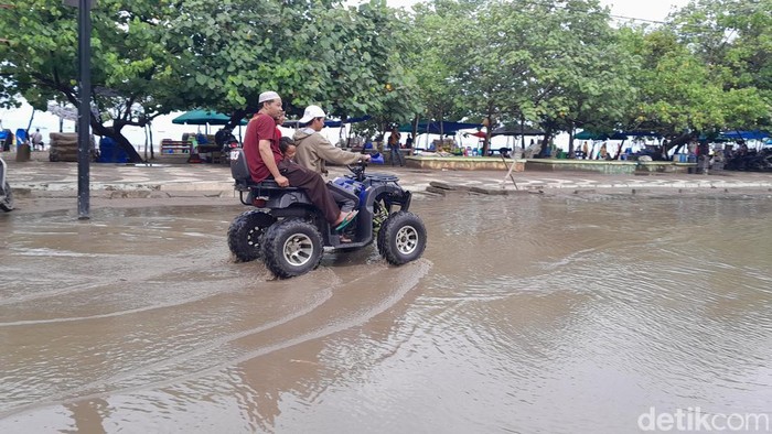 Genangan di Pantai Pangandaran