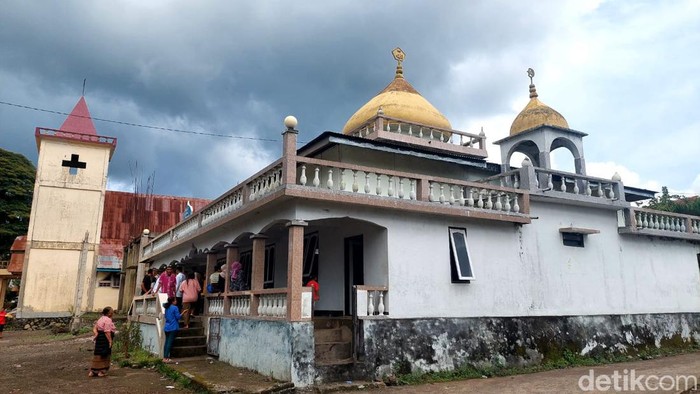 Gerja dan masjid berdampingan di Desa Pepakgeka, Pulau Adonara, Flores Timur, NTT.