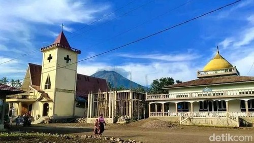 Gerja dan masjid berdampingan di Desa Pepakgeka, Pulau Adonara, Flores Timur, NTT.
