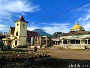 Masjid dan Gereja Berdampingan, Simbol Kerukunan di NTT