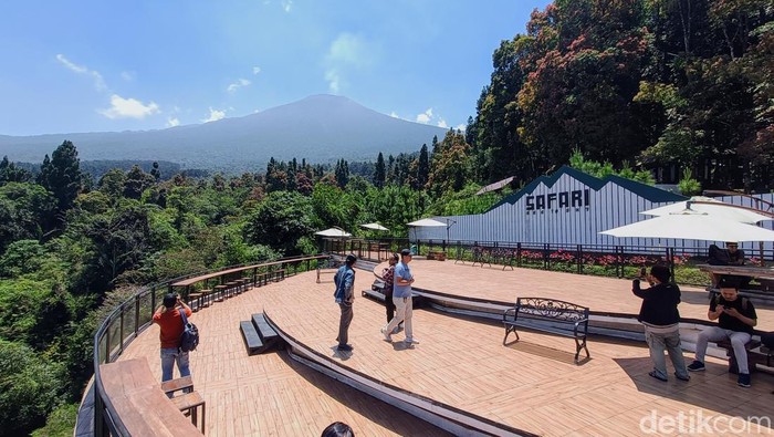 Puncak Gunung Slamet terlihat dari Safari to Sky kawasan Baturraden, Kabupaten Banyumas. Foto diunggah Jumat (12/4/2024).