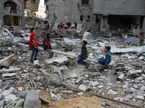 Ceria ala Anak Gaza saat Rayakan Idul Fitri di Tengah Puing Bangunan