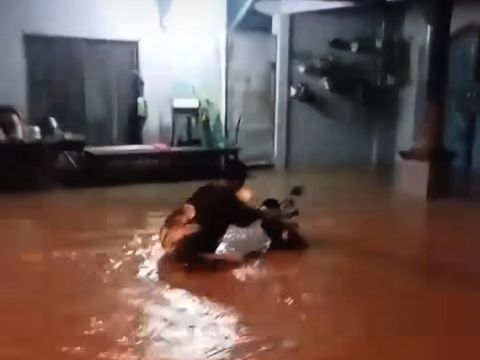 Jalan Angkatan 45 Palembang tergenang banjir