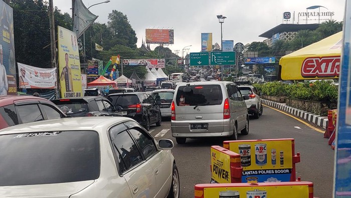 Pemberlakuan Sistem Satu Arah pada Jalan Raya Puncak: Arus Lalu Lintas Menuju Jakarta Ditiadakan