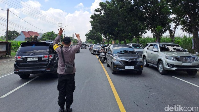 Jalur arteri Jombang merayap imbas simpang Mengkreng Kediri.