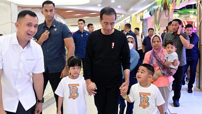 Jokowi bersama Kahiyang dan ketiga cucunya bermain di Mal Kota Medan.