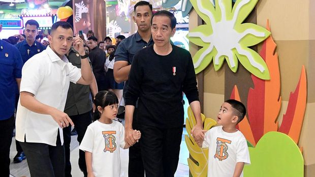 Jokowi bersama Kahiyang dan ketiga cucunya bermain di Mal Kota Medan.