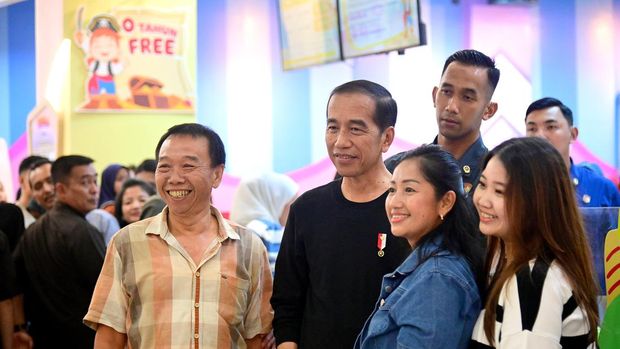 Jokowi bersama Kahiyang dan ketiga cucunya bermain di Mal Kota Medan.