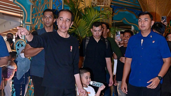 Gelagat Jokowi Saat Jalan ke Mal Bersama Ketua Nahyan Jadi Sorotan