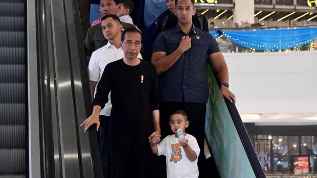 Jokowi mengajak cucunya ke mal di Kota Medan.