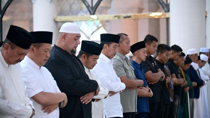 Jokowi Hadiri Salat Jumat Bersama Pj Gubernur Sumut di Masjid Agung Kota Medan