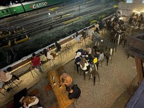 Nongkrong dengan Pemandangan Kereta Api di Kafe Lima Sebelas Malang