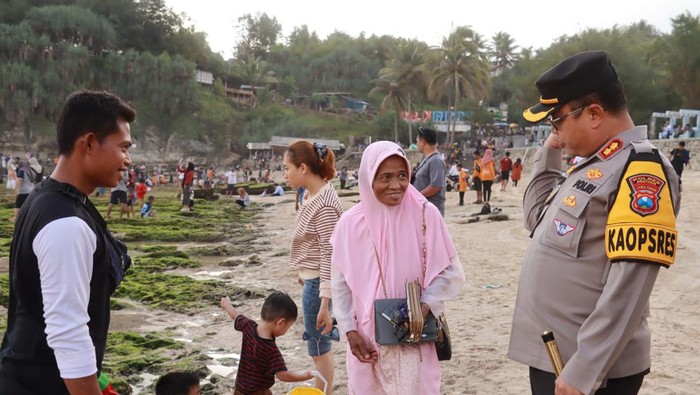 Kapolres Pacitan berbincang dengan wisatawan di Pantai Klayar.